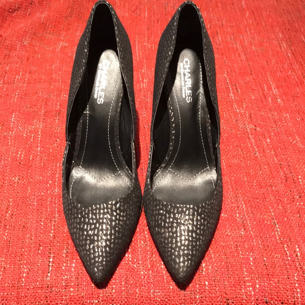 🚫SOLD🚫Charles David black and gold dressy heels